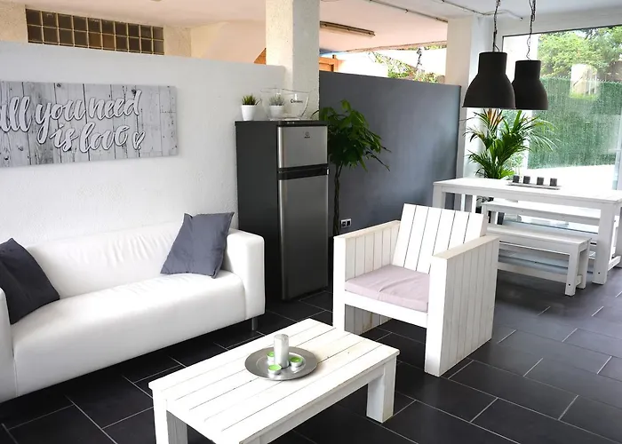 Cómodos hostales en Castelldefels, cerca de playa